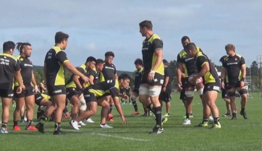 ラグビー日本代表、迫力のプレー 合宿地で見学会
