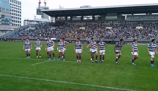 試合後、スタンドに挨拶に来る明治大学ラグビー部の選手に早明戦への激励が飛ぶ（2019年11月24日）