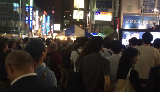 ラグビーW杯 日本–アイルランド 新橋駅前モニターに人だかり