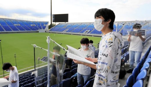 ラグビー場に響く引退式　発表の場失った、中高の音楽・吹奏楽部４０人