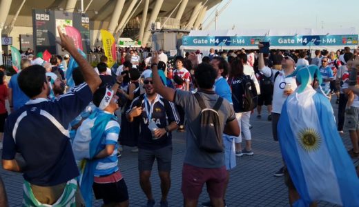 ラグビーワールドカップ2019 ～ 日本人女性さんハイテンションなアルゼンチンサポータに突然抱え上げられ悲鳴を上げる
