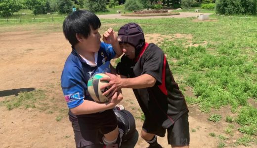 【毎日ラグビーあるある】チームメイトにハンドオフしてくるやつ
