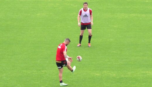 TJ･ペレナラの試合前のコントロールキック練習に、元ハリケーンズの同僚マーティー･バンクスが付き合った（ラグビートップリーグ2021プレーオフ2回戦 NTTドコモ vs Honda）