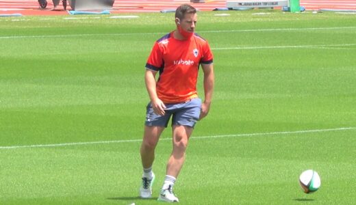 バーナード･フォーリーは試合前に芝の弾力性を確認していたらあまりの美しさにゴルフをやりたくなったようだった（ラグビートップリーグ2021プレーオフ準々決勝 クボタ vs 神戸製鋼）