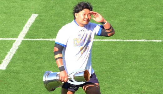 【ラグビー日本代表】稲垣啓太はメインスタンド前へやって来てトップリーグ2021優勝トロフィーを見せてくれた（ラグビートップリーグ2021プレーオフ決勝戦 サントリー vs パナソニック）