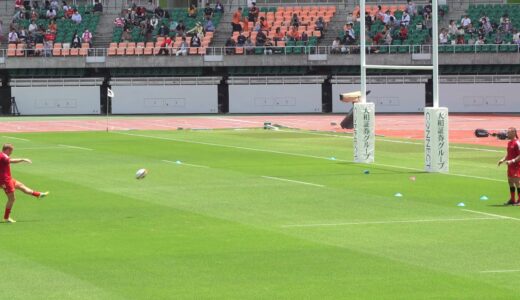 アーロン･クルーデンとヘイデン･パーカーの試合前の入念なコントロールキック練習（ラグビートップリーグ2021プレーオフ準々決勝 クボタ vs 神戸製鋼）