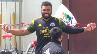 サム･ケレビは試合前にトレーニングチューブで筋トレをした（ラグビートップリーグ2021第5節 サントリー vs トヨタ自動車）
