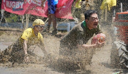 全身泥まみれ　大阪・茨木市で「たんぼラグビー」開催